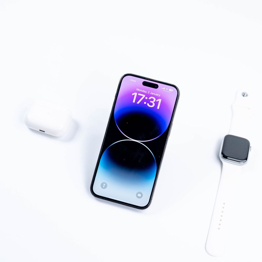 Güncel model telefon, kablosuz kulaklık ve akıllı saat aksesuarları