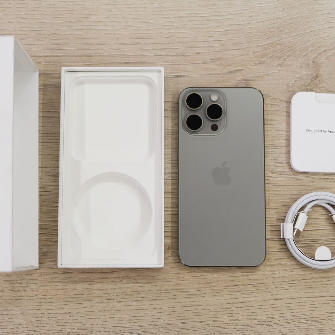 Kutusu ve aksesuarlarıyla güncel model bir akıllı telefon