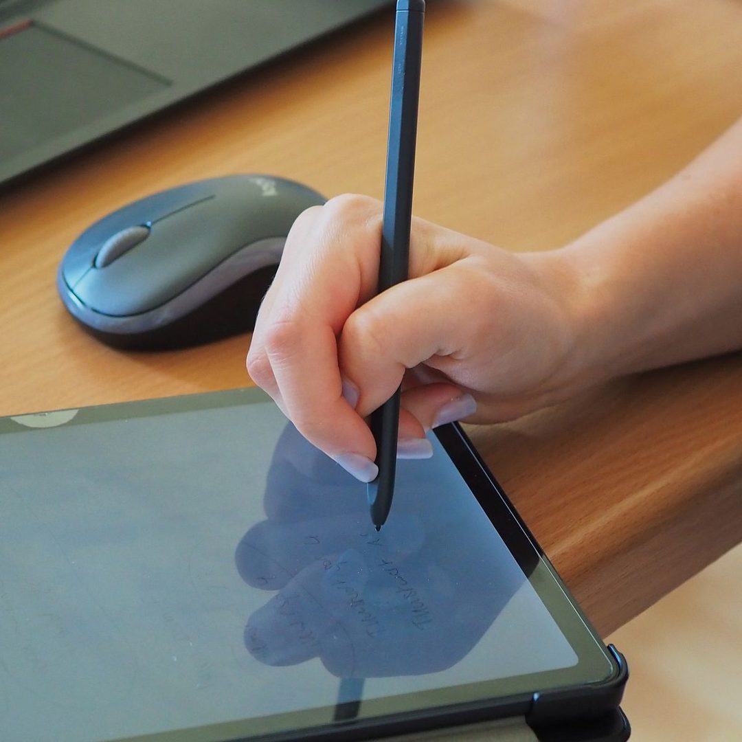 Kalemle kullanılan modern bir tablet